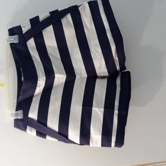 H&M Pants - H&M Women's Blue and White Shorts with pockets. Pre-owned. Size 8